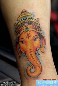 La bela kaj populara elefanta tatuaje mastro de la kruro