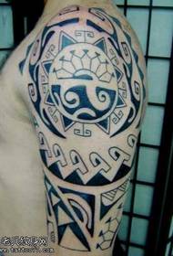 Bel modello di tatuaggio Maya Totem con le braccia