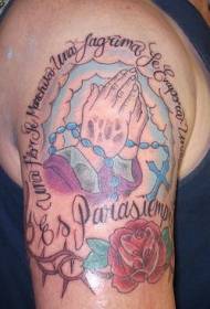 mano di preghiera colore spalla e motivo tatuaggio rosa