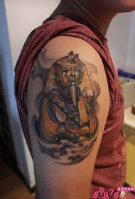 Chithunzi cha tattoo cha Tutankhamun wa ku Egypt