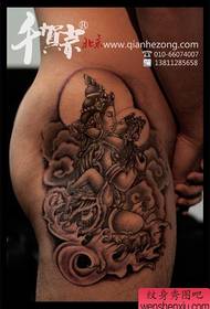 流行經典佛陀紋身圖案的腿