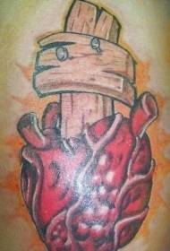 srdce s dřevěným křížem tetování vzorem