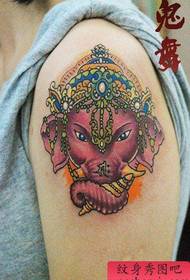 braça un patró clàssic de tatuatge d'elefant de color religiós