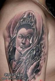 um padrão atmosférico de tatuagem Guanyin no braço