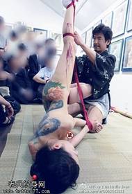 Modello di tatuaggio perverso in stile giapponese