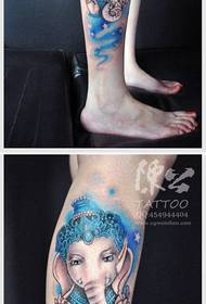 piernas de belleza hermoso y hermoso tatuaje de elefante