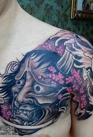 patrón de tatuaje en el pecho