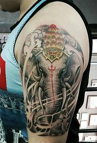vistiendo una corona de patrón de tatuaje de dios elefante blanco y negro