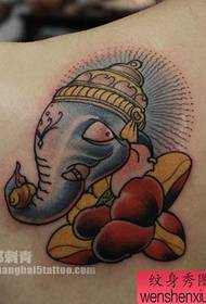dziewczyna z powrotem pomyślny słoń tatuaż wzór