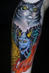 Individualizuota japoniško stiliaus tatuiruotė ant vyriškos rankos ant dažytos katės ir tatuiruotės „prajna“ modelis