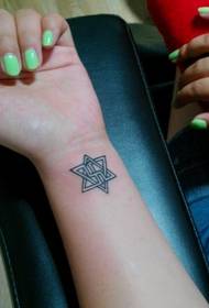 Yakasika Pentagram Totem Tattoo Mufananidzo