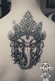 Jongen e kräftegt Elefant-ähnlecht Tattoo Muster zréck