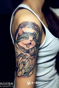 जापानी बिल्ली टैटू पैटर्न कंधे पर