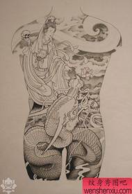 Patrún iomlán Tattoo ar ais Guanyin marcaíocht patrún tattoo Dragon clasaiceach dathúil