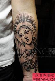 Ett populärt Virgin Mary-tatueringsmönster 157372-en manlig arm med ett super stiligt spindeltatueringmönster