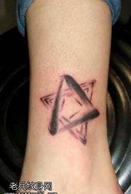 gamba bellissima motivo a tatuaggio stella a sei punte alla moda
