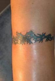 Brazo pequeño tatuaje tribal patrón