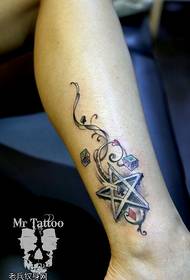 sześciokątny wzór tatuażu gwiazdy na kostce