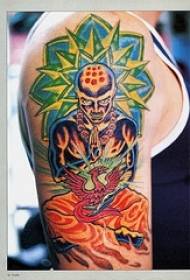 imagen de tatuaje de monje hindú de color de hombro