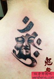 un patrón popular de tatuaje de cabeza en sánscrito e Buda