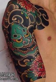 patrón de tatuaje de estilo japonés al estilo de los hombros