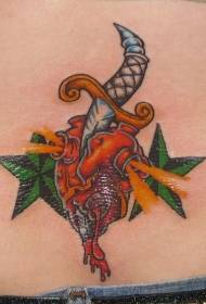 Zakrivljeni bodež probio se u uzorak tetovaže u boji srca