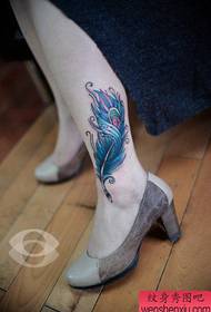 tyttöjen jalat kauniisti suosittu väri sulka tatuointi malli