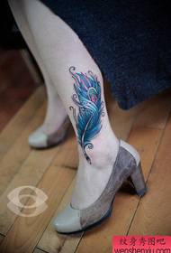 gambe di ragazze modello di tatuaggio piuma colore meravigliosamente popolare