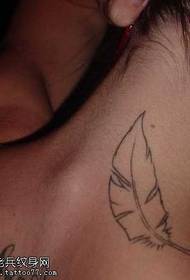 Patrón simple de tatuaje de plumas en el hombro