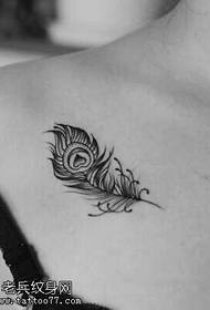 Patrón de tatuaje de pluma de pecho