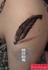 чорно-сіре перо візерунок татуювання