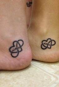 I piedi delle coppie amano il modello del tatuaggio