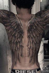 男生背上帅气流行的满背翅膀纹身图案