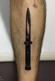 نمط الوشم خنجر صغير على ربلة الساق