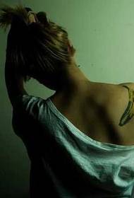 Nainen hartiasulat tatuointi malli