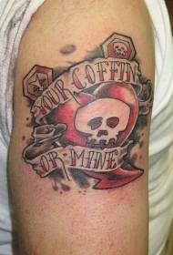Spalla a forma di cuore con motivo a teschio e tatuaggio