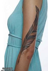 Patrón de tatuaxe de plumas de personalidade do brazo