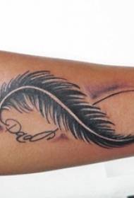 Braccia dei ragazzi sull'immagine creativa nera del tatuaggio della piuma di Grey Sketch Sting Tips