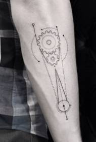 Istanbul lepotni tattoo umetnik Bicem Sinik tetovaža z geometrijskim vzorcem