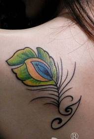 á rapaza gústalle o patrón de tatuaxe de plumas de cor de ombreiro