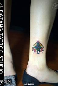 Tatuaje de corazón en el tobillo