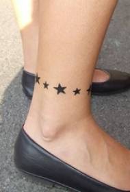 Тело школарке на слици креативне звезде тетоважа црне линије
