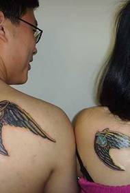 modello di tatuaggio di coppia personalità ali posteriori