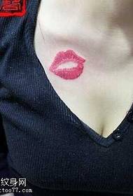Modello di tatuaggio labbra rosse