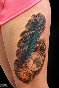 Modèle de tatouage de montre de poche plume de jambe