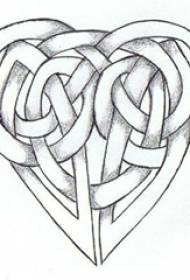 Esquema de l'element geomètric de l'esquema negre creatiu manuscrit de tatuatge en forma de cor