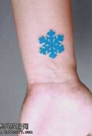 wzór tatuażu ramię niebieski płatek śniegu totem