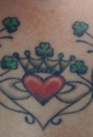 Dārgakmens sirds formas tetovējums ar vienkāršu krāsu jostasvietā