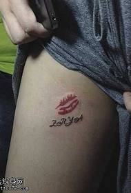 Kojų lūpų atspaudas su tatuiruotės raštu