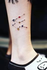 Statuetta da ragazza dipinta con schizzo dipinto letterario piccolo tatuaggio con stella fresca